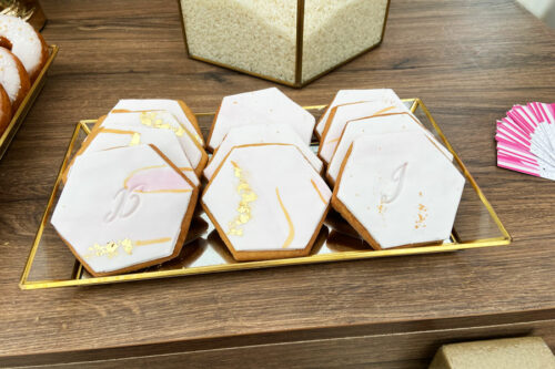 Καλλιτεχνικά μπισκότα ζαχαρόπαστας με φύλλα βρώσιμου χρυσού